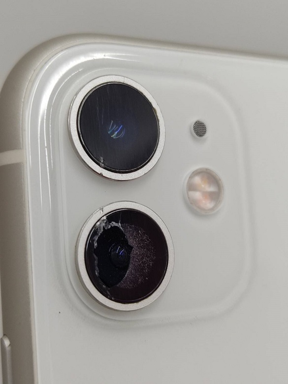 外カメラのカメラガラスが割れたiPhone11画像