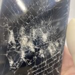 iPhoneのガラスがバキバキに割れ液晶を貫通する損傷！？修理で直る可能性があります！