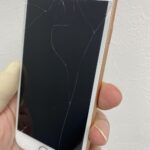 落としたiPhoneの画面が真っ暗！？修理で直る可能性があります！