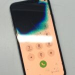 iPhoneの画面が黒く浸食されていき、斑点模様も画面全体に広がる表示不良。
