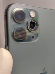 カメラガラスが割れたiPhone11Pro画像