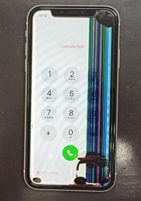 画面が壊れ表示に謎の線・黒いシミの様な物が映っているiPhone11画像