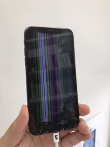 ひび割れや液晶破損が見られるiPhoneの画面