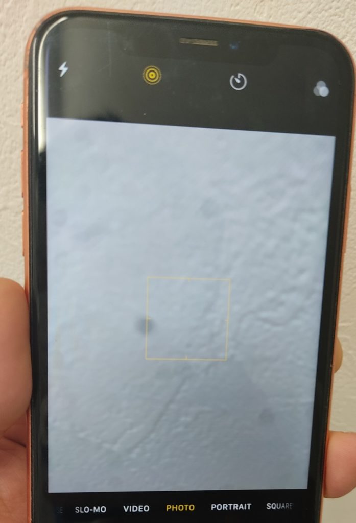 レンズガラスが割れてしまった事で撮影風景に黒いモヤが映り込むようになったiPhoneXR画像