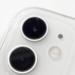 iPhone11のカメラレンズに直撃して割れたカメラレンズ。