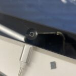 iPadの充電口にケーブルが折れて詰まった！？スマップル赤坂店で充電口の詰まり取り除けます！！
