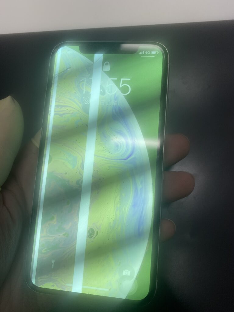 iPhoneXS表示不良、緑色の画面に！？
